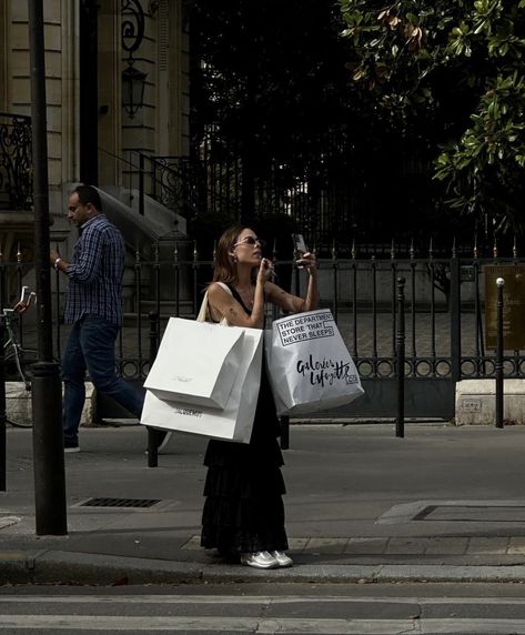 New York Influencer Aesthetic, London Night Out, Shopping Aesthetic, Cool Aesthetic, Parisian Lifestyle, London Night, Uni Life, Vogue Beauty, New York Life