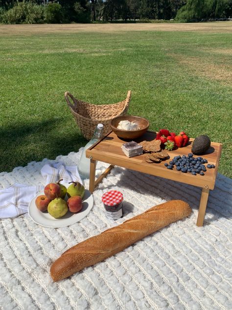 Aesthetic Picnics, Balcony Picnic, French Picnic, Picnic Engagement, Aztec Decor, Picnic Aesthetic, Bridal Makeup Images, Makeup Images, Picnic Ideas