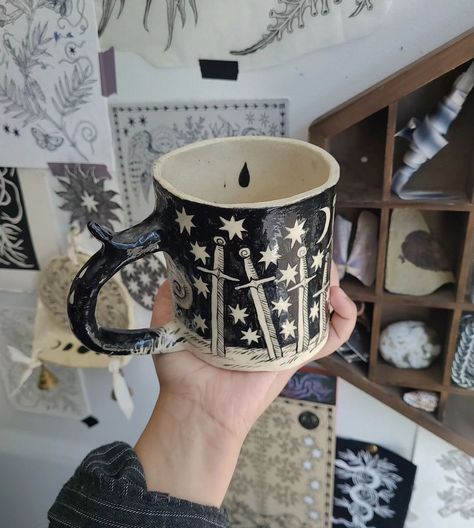 Leo (@leo.mortem) • Instagram photos and videos Winter Ceramics Ideas, Ceramics Gift Ideas, Pottery Ideas Mug, Drawing On Clay, Diy Clay Gifts, Ceramic Mugs Ideas, Thumbnail Drawings, Clay Gift Ideas, Ceramic Gift Ideas