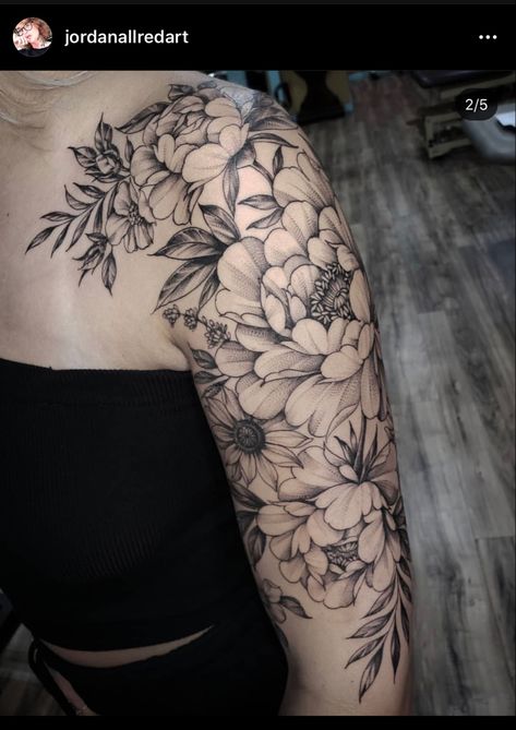 Half Sleeve Tattoo Upper Arm, Floral Skull Tattoos, Black And White Flower Tattoo, Realistic Flower Tattoo, Quarter Sleeve Tattoos, Floral Tattoo Shoulder, Tattoo Floral, Tattoo Shading, Tattoos For Women Half Sleeve