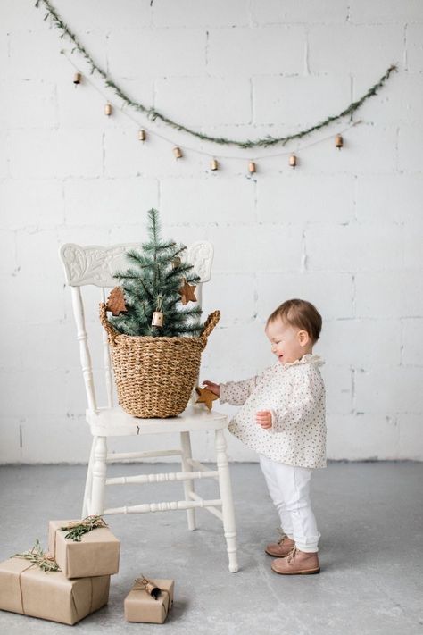 Winter Wonderland Christmas Decor, Wonderland Christmas Decor, How To Decorate For Christmas, Christmas Mini Shoot, Christmas Family Photoshoot, Baby Christmas Photos, Holiday Mini Session, Xmas Photos, Home Decor Fall