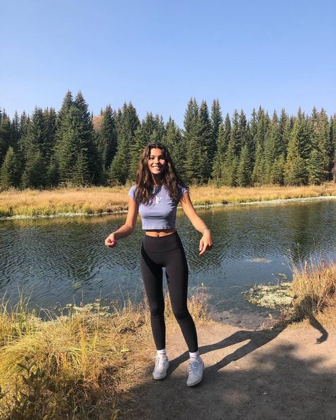 Summer Hiking Outfit Women, Stylish Hiking Outfit, Spring Hiking Outfits, Hiking Outfit Ideas, Summer Camp Outfits, Leggins Outfit, Trekking Outfit, Hiking Attire, Cute Hiking Outfit