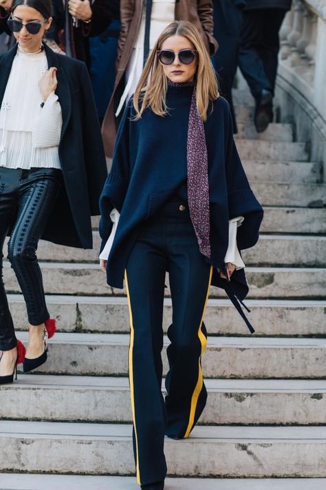 See the best looks seen by Sandra Semburg on the streets of Paris between the shows at Paris Fashion Week Fall/Winter 2017-2018. Casual Chique Stijl, Olivia Palermo Style, Looks Street Style, Stil Inspiration, Modieuze Outfits, Olivia Palermo, Moda Vintage, Mode Inspo, Fashion Weeks