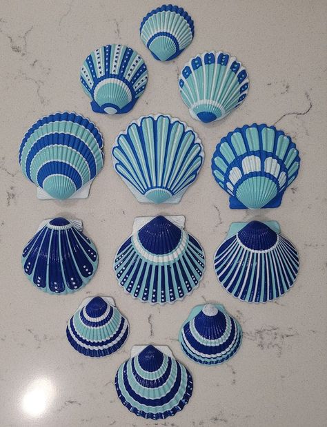 Jersey Shore Shells | A Wave of Blue!!! Seashell Art Diy, Beach Themed Crafts, Oyster Shell Crafts, Art Coquillage, Seashell Projects, Seashell Painting, Shell Crafts Diy, Ocean Crafts, Diy Wall Art Decor