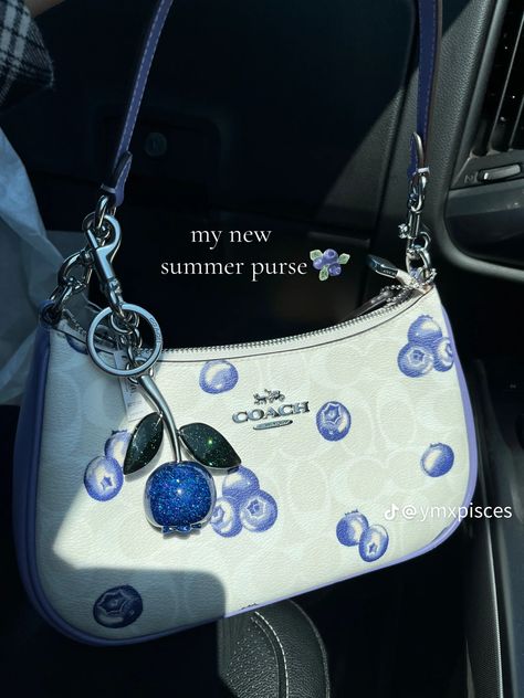 Purses And Bags Trendy, Coach Blueberry Bag, Coach Purses Aesthetic, Coach Purse Aesthetic, Coach Bag Aesthetic, Tote Bags Aesthetic, Purse Decor, Tas Lv, Purse Aesthetic