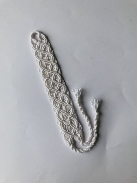 Embroidery Floss Bookmark Patterns, Celtic Friendship Bracelet Pattern, Friendship Bracelet Bookmark, Braceletbook Patterns, Celtic Macrame, Bracelet Bookmark, Diy Friendship Bracelet, String Bracelet Patterns, Friendship Bracelet Patterns Easy