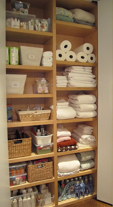 Étagère rangement plus Desain Pantry Dapur, Bathroom Linen Closet, Closet Redo, Organizing Linens, Shoes Closet, Bathroom Closet Organization, Messy Closet, Desain Pantry, Linen Cupboard