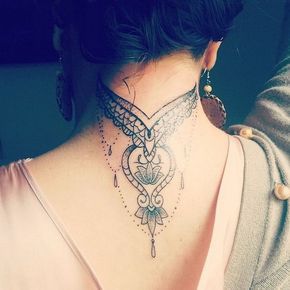 Delicate Tattoo on Back of the Neck. via http://forcreativejuice.com/attractive-back-of-neck-tattoo-designs/ Back Of Neck Tattoos For Women, Wallpaper Trippy, Nape Tattoo, Best Neck Tattoos, Tattoo Son, Tato Henna, Back Of Neck Tattoo, Neck Tattoos Women, Neck Tattoos