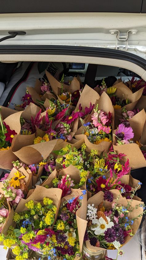 farmer's market flowers Farmers Market Flowers, Market Flowers, Farmer's Market, Flower Delivery, Farmers Market, Farmer, Flowers