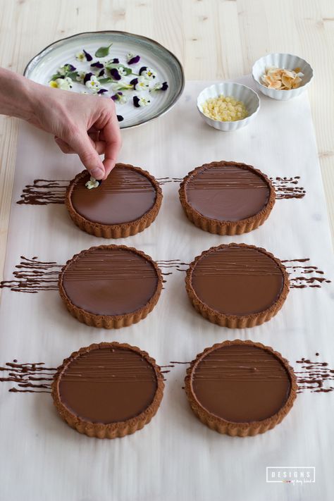 Dark Chocolate Tart, Ginger Caramel, Chocolate Tarts, Dessert Restaurants, Chocolate Crust, Tart Dessert, Catering Food, Chocolate Tart, Dessert Decoration