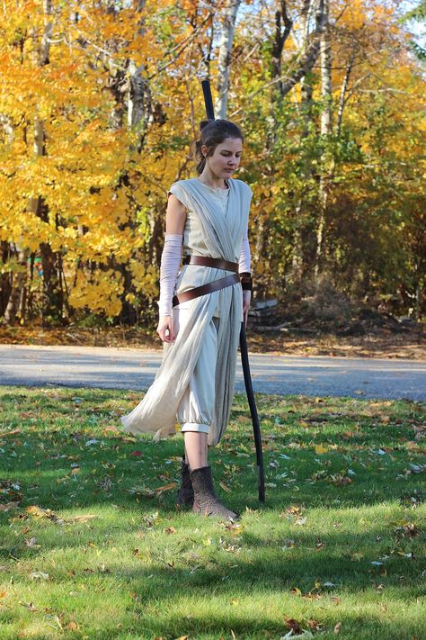 A Star Wars Rey costume for my Star Wars girl.  #reycostume #reycosplay #starwarsRey #forceawakens #rey #starwars Star Wars Rey Costume, Rey Star Wars Costume, Star Wars Girl, Rey Costume, Star Wars Rey, Rey Cosplay, Rey Star Wars, Star Wars Costumes, My Star