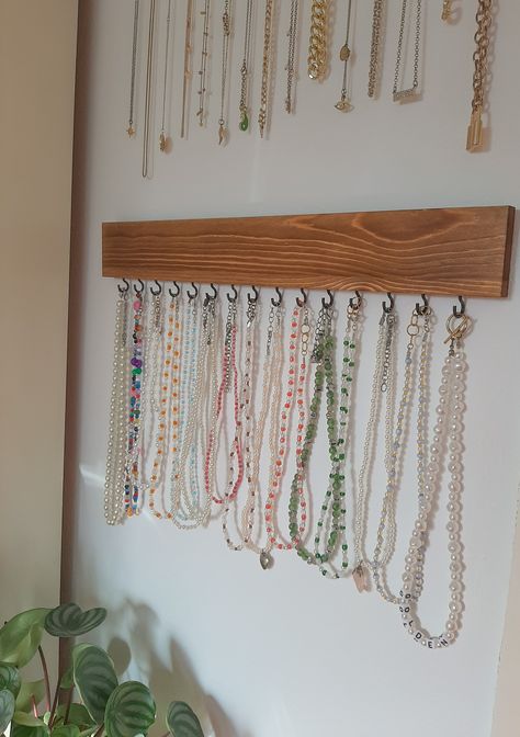 #Jewellery #jewls #rek #holder #rack Diy Jewelry Holder Wall Organizers, Jewerly Holders Stand, Jewelry Organizer Necklace, Diy Necklace Hanger, Necklace Storage Diy, Porta Colares Ideas, Necklace Holder Diy, Homemade Jewelry Holder, Jewellery Organisation