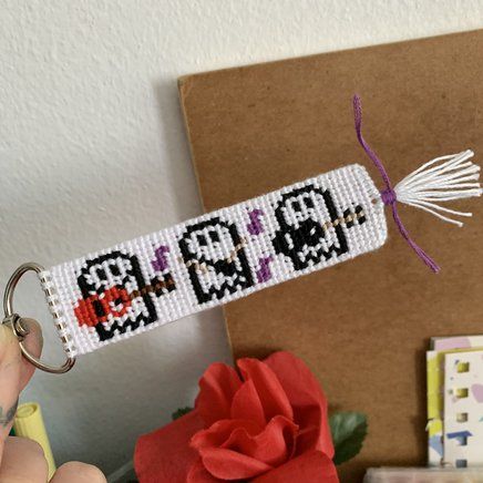 How To Do Alpha Patterns, Ideas Pulseras, Alpha Bracelet, String Bracelets, Diy Bracelet Designs, Music Song, Ghost Halloween, Alpha Pattern, String Bracelet