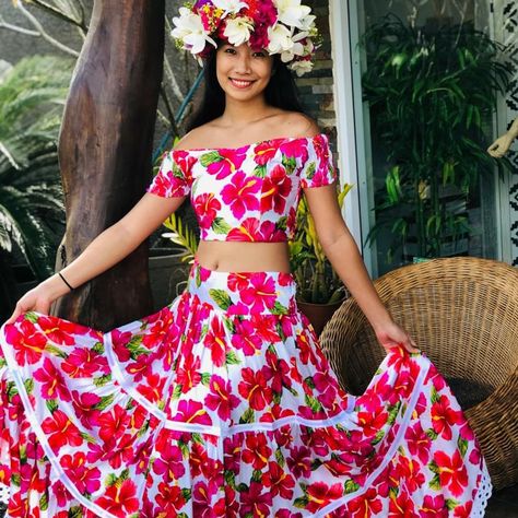 Hawaiian Party Outfit Ideas, Modern Hawaiian Outfit, Hawaii Outfits Party Hawaiian Dresses, Hawaiian Theme Outfit, Tropical Print Outfit, Hawaiian Party Outfit, Tahitian Dress, Hula Dress, Polynesian Fashion