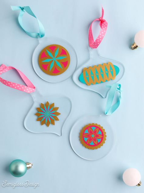 Name Christmas Ornaments Diy, Diy Round Ornaments, Christmas Ornament Cricut, Diy Vintage Ornaments, Diy Christmas Ornaments Cricut, Christmas Ornaments Ideas, Diy Vintage Christmas Ornaments, Cricut Christmas Ornaments, Acrylic Christmas Ornaments