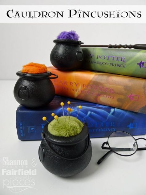 Cauldron Pincushions - Halloween Halloween Pin Cushion, Harry Potter Fabric Projects, Geek Crafts Diy, Pin Cushion Ideas, Pin Cushion Diy, Gifts For Harry Potter Fans, Fantasy Ornament, Nerdy Diy, Sewing Decorations