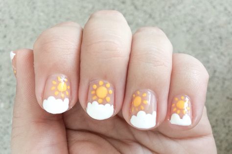 Sun nails Sun Design On Nails, Sun Themed Nails, Nails With Sun Design, Sun Nails Design, Sun Nail Art, Nails Sun, Sunshine Nails, Sun Nails, Dot Nail Art