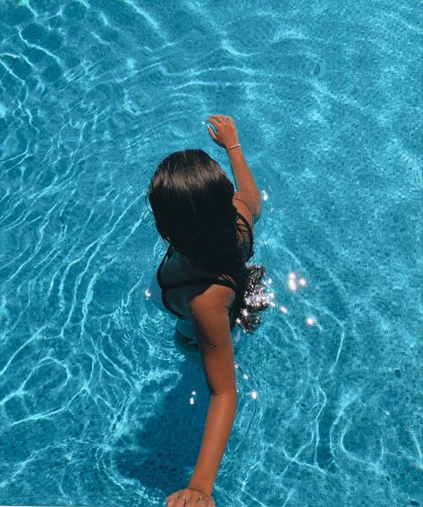 Swimming Pics Summer, Caption For Pool Pics, Pictures In Pool Ideas, Pictures Pool Ideas, Cute Swimming Pictures, Sweeming Pool Photo Ideas, Faceless Pool Pictures, Pool Bathing Suit Pics, Swimsuit Pictures Ideas Pool