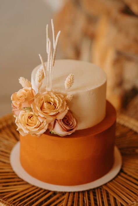 Orange Boho Wedding Cake, Fall Wedding Small Cake, Orange Wedding Cake Designs, October Wedding Cake 2 Tier, Maple Wedding Cake, Terracotta Wedding Cake Table, Fall Color Wedding Cakes, Burnt Orange Cakes, October Wedding Cakes Fall