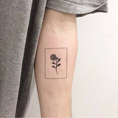 Looking for some tattoos ideas? Then look no further! Check out these awesome 36 Minimalist tattoos ideas! Tato Henna, Black Rose Tattoos, Small Flower Tattoos, Rosen Tattoo, Aesthetic Tattoo, 문신 디자인, Small Tattoo, Minimal Tattoo, Rose Tattoos