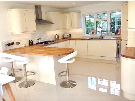 High Gloss Cream Kitchen, Cream Kitchen Oak Worktop, Cream Gloss Kitchen Ideas, White Kitchen Oak Worktop, Gloss Cream Kitchen, Wood Worktop Kitchen, Cream Gloss Kitchen, Worktop Ideas, Cashmere Kitchen