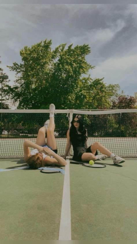 Woman Playing Tennis, Tennis Friends Pictures, Summer Tennis Aesthetic, Group Tennis Pictures, Cute Tennis Pictures, Tennis Aesthetic Photoshoot, Tennis With Friends Aesthetic, Tennis Photoshoot Ideas Friends, Tennis Friends Aesthetic