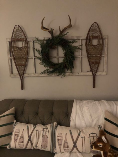 Winter Cabin Decor Ideas, Antique Snow Shoes Decor, Snow Shoes Decor, Ski Lodge Christmas, Winter Cabin Decor, Repurposed Ladders, Lodge Christmas, Snow Shoe, Live Room