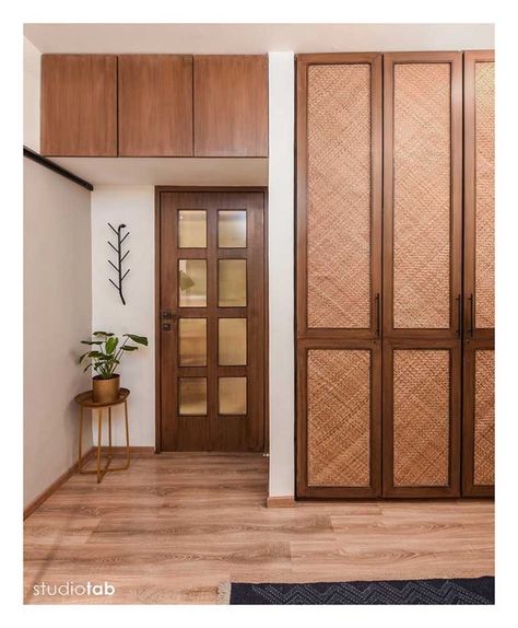 How To Maximize Space in a 600 Sq.Ft Apartment | dress your home 600 Sq Ft Apartment, Modern Front Door Design, Main Doors, Indian Bedroom Decor, India Home Decor, Small Apartment Interior, Indian Home Interior, Modern Front Door, Wardrobe Interior Design