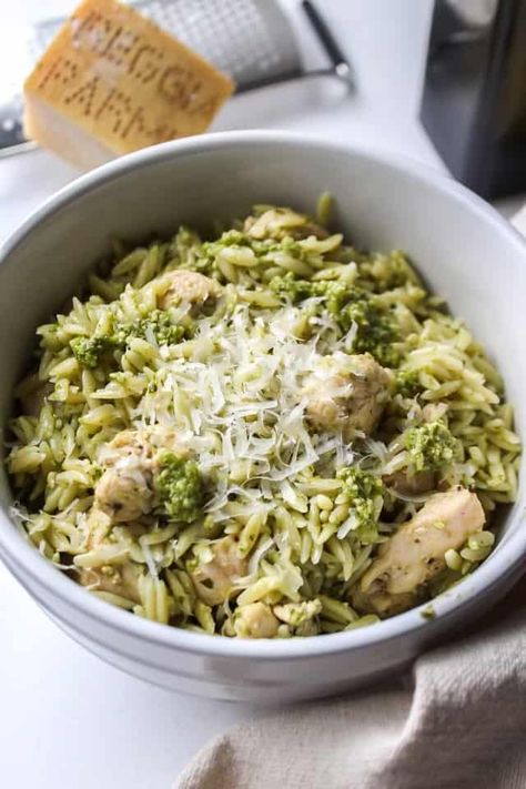 If you're looking for a show-stopping dish that doubles as a lunch and takes just 30 minutes to make, this pesto orzo with chicken is it! Orzo And Pesto Recipes, Orzo With Pesto Recipe, Orzo Recipes Pesto, Chicken Pesto Orzo Recipes, Pesto Orzo Pasta, Pesto Orzo Chicken, Chicken Pesto Orzo, Pesto Orzo Recipes, Orzo Recipes With Chicken