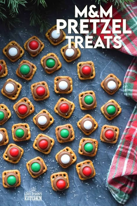 Christmas Desserts Pretzels, Holiday Pretzel Treats, Holiday Pretzels, Pretzel Desserts, Christmas Pretzels, Cookie Recipes Holiday, Pretzel Treats, Christmas Cookie Recipes Holiday, Christmas Food Treats