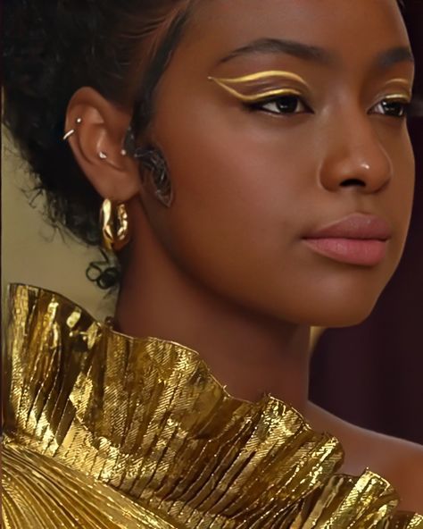 Gold Eyeliner Looks Black Women, Gold Egyptian Makeup, Gold New Years Makeup, Makeup With Gold Accents, Gold Aesthetic Black Woman, Sun Goddess Makeup Halloween, Black Goddess Makeup, Goddess Makeup Black Women, Multicultural Aesthetic