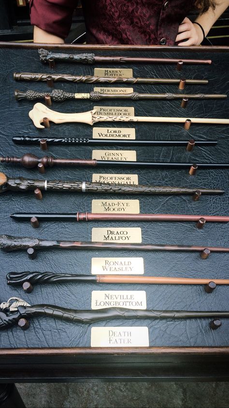 Harry Potter Wands Aesthetic, Harry Potter Stick, Wands Harry Potter, Diy Harry Potter Wands, Harry Potter Wands, Harry Potter Merch, Harry Potter Bedroom, Harry Potter Items, Harry Potter Spells