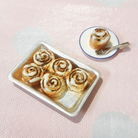 Miniature Cinnamon Rolls, Mini Cinnamon Rolls, Miniture Food, Miniature Bakery, Dollhouse Miniature Tutorials, Mini Stuff, Doll Food, Dollhouse Food, Tiny Food