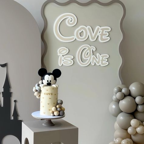 Baby one year 1st birthday party Mickey theme decoration. Use a cream color that your baby feels comfortable with👶 #babyone #babyshower #baby1stbirthday #firstbirthday #babyparty #babypartydecor #babypartyideas #babybirthdayparty #babybirthdaycake #mickeycake #mickeymouse #mickeythemeparty #disneythemedparty #balloondecoration #balloonstylist Baby Mickey Mouse 1st Birthday, 1 Year Birthday Party Ideas, Mickey Birthday Cakes, Mickey Mouse Centerpieces, Mickey Mouse Birthday Decorations, Mickey Mouse Birthday Cake, Dream Birthday, Mickey Theme, Mickey Cakes