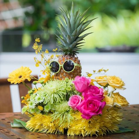 Tropical Haldi Decor, Mango Decoration Ideas, Quirky Wedding Decor, Mango Decoration, Sunflower Table Arrangements, August Decor, Dhoti Ceremony, Carnival Wedding Theme, Fruit Festival