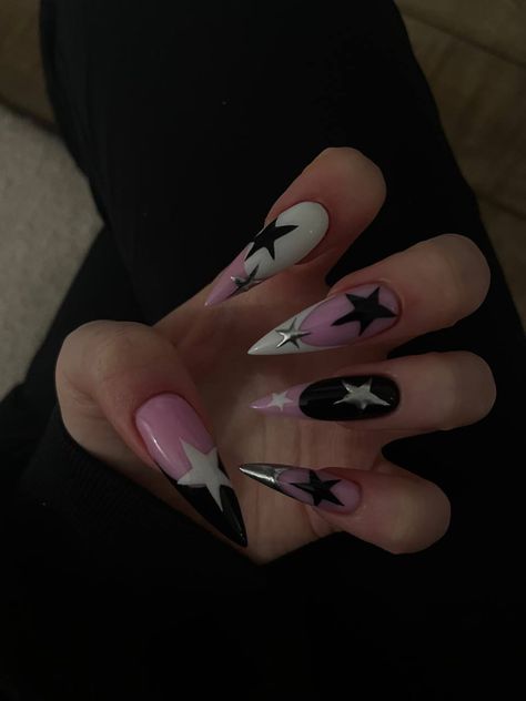 Punk Nails Designs, Alternative Valentines Nails, Alt Nails Acrylics, Alt Nails Designs, Grunge Nail Designs, Alternative Nails, Halloween Nails Diy, Punk Nails, Edgy Nails