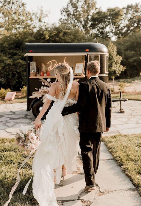 Trailer Wedding Bar, Mobile Bar Photoshoot, Bar Truck Wedding, Alcohol Trailer Wedding, Wedding Mobile Bar, Beer Truck Wedding Mobile Bar, Wedding Trailer, Elegant Wedding Reception, Bar Styling