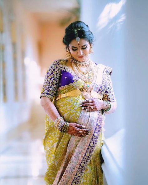 Baby Shower Photoshoot Indian, Valaikappu Photoshoot, Indian Baby Shower Photoshoot Ideas, Baby Shower Saree Indian, Seemantha Decoration, Baby Shower Saree, Bump Photoshoot, Photography Stills, Marriage Poses