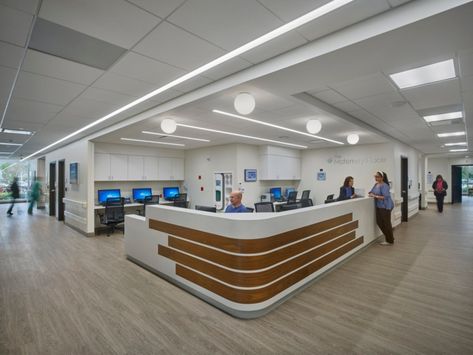 Coral Springs Medical Center - Bed Tower - Healthcare Snapshots Lobby Rumah Sakit, Hospital Floor Plan Medical Center, Hospital Lobby Design, Medical Center Interior Design, Medical Center Interior, Hospital Nurse Station, Hospital Lobby, Modern Reception Desk Design, Nurse Station