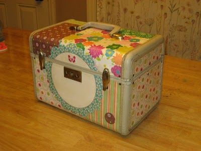 traincase tut Painted Suitcase, Trunk Makeover, Suitcase Decor, Pen Knife, Vintage Train Case, Sewing Case, Crochet Mat, Vintage Suitcases, Vintage Suitcase