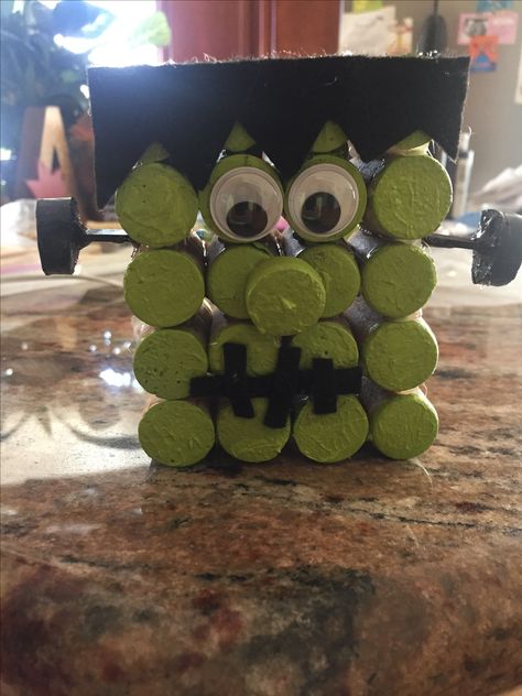 Frankenstein Wine Cork, Wine Cork Crafts Animals, Pumpkin Made Out Of Wine Corks, Wine Cork Ghost, Wine Cork Halloween Crafts, Halloween Wine Cork Crafts, Fall Wine Cork Crafts, Halloween Cork Crafts, Corkscrew Crafts