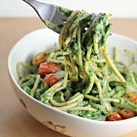 creamy spinach and avocado spaghetti with roasted tomatoes {puree roasted tomatoes and serve on side} Spinach Spaghetti, Roasted Tomato Pasta, Spinach Pasta, Creamy Spinach, Potato Dishes, Idee Pasto Sano, Homemade Food, Roasted Tomatoes, I Love Food