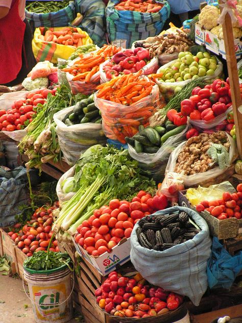 Farmers markets make me happy. Food Calorie Chart, Calorie Chart, Local Farmers Market, Fresh Market, Cordon Bleu, Fresh Fruits And Vegetables, Food Market, Fruit And Veg, Fruits And Veggies