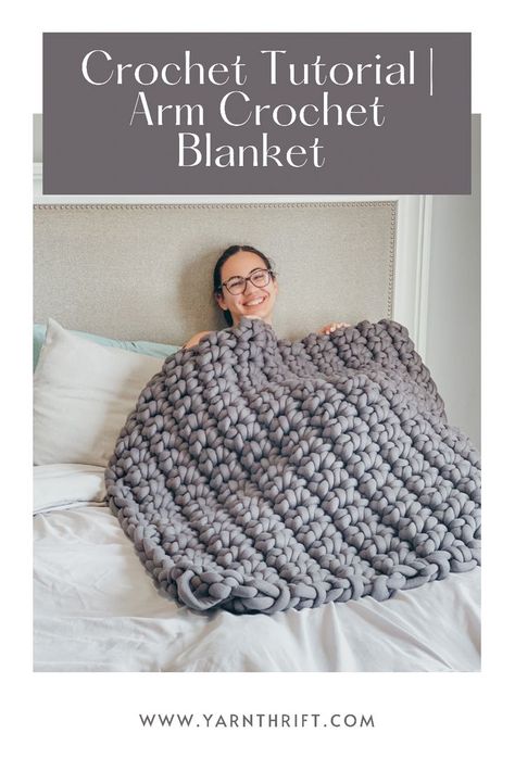 Learn how to arm crochet a blanket in this simple tutorial! Includes a photo and video tutorial for arm crochet. You can find all the details at yarnthrift.com Crochet Weighted Blanket Free Pattern, Easy Crochet Patterns Free Beginners, Arm Crochet, Arm Knitting Tutorial, Chunky Blanket Diy, Modern Haken, Arm Crocheting, Chunky Crochet Blanket Pattern, Modern Baby Blanket