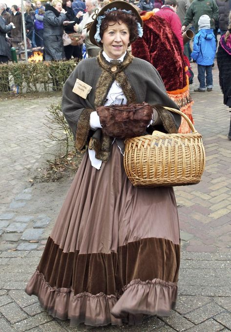 All sizes | Charles Dickens Festival | Flickr - Photo Sharing! Dickens Faire Costume, Dickens Costumes, Dickens Dress, Dickens Christmas Carol, Charles Dickens Christmas, Fair Outfit, Dickens Christmas, 19th Century Clothing, Pretty Skirt