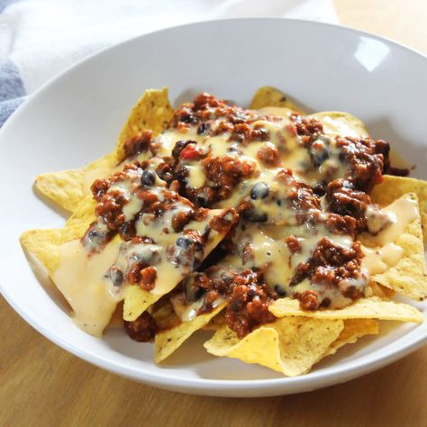 Chili nachos Mexican Nachos Recipe, Chili Nachos, Mexican Nachos, Chocolate Cookie Bars, Vegan Chocolate Cookies, Chile Recipes, Breakfast Burritos Recipe, Moroccan Dishes, Burritos Recipe