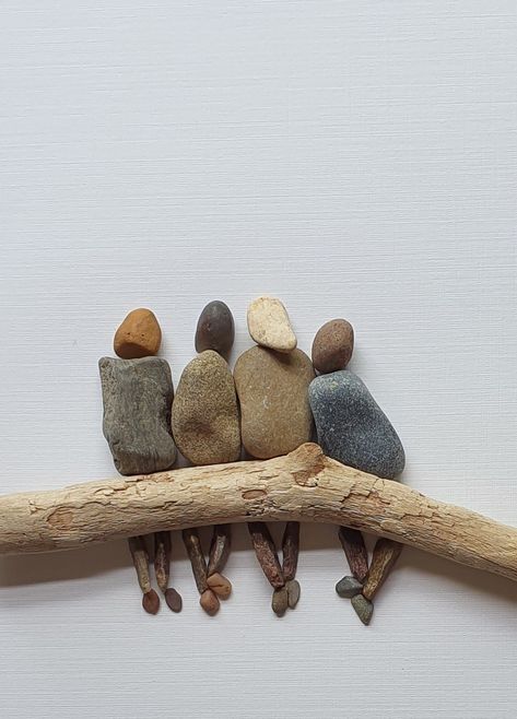 Rock People Art, River Rock Art, River Rock Crafts, Stone Artwork, Stone Pictures Pebble Art, Pebble Art Family, Diy Rock Art, Stone Art Painting, Pebble Pictures