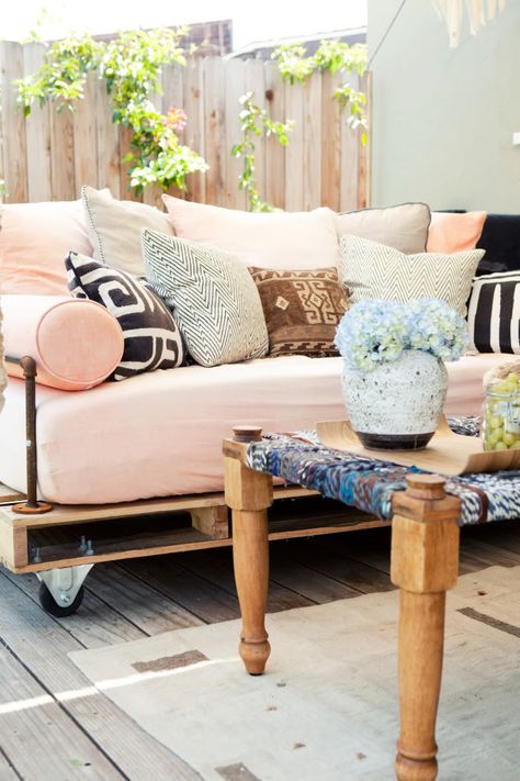 The highlight of My New Backyard patio redecorating scheme has most definitely been this pallet daybed. I really wanted a place to sleep outside with my daughter, and a comfy couch to relax on with… Pallet Daybed, Diy Pallet Couch, Diy Daybed, Pallet Seating, Pallet Couch, Pallet Sofa, Hemma Diy, Diy Casa, Outdoor Daybed