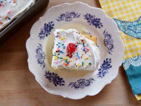 Get Shortcut Tres Leches Cake Recipe from Food Network Authentic Mexican Desserts, Chocolate Tres Leches Cake, Cake With Berries, Ree Drummond Recipes, Leche Cake, Tres Leches Cake Recipe, Leches Cake, Light Cakes, Tres Leches Cake