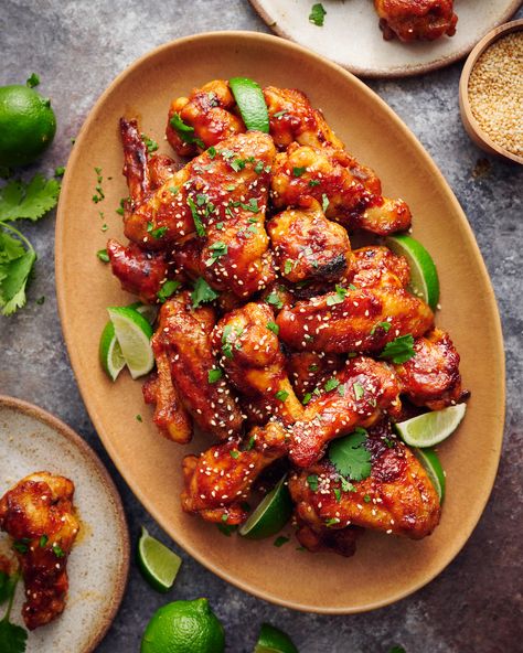 Spicy Sauce For Chicken Wings, Sweet Spicy Chicken Wings, Honey Sriracha Wings, Soy Sauce Chicken Wings Baked, Spicy Baked Chicken Wings, Spicy Sriracha Chicken, Spicy Chicken Wings Recipe, Sriracha Chicken Wings, Spicy Baked Chicken